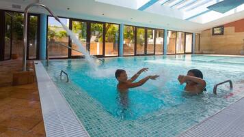 Una piscina cubierta, una piscina al aire libre