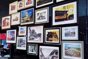 Una pared decorada con marcos que contienen fotografías de diferentes edificios y monumentos.