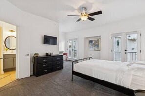 3 室のベッドルーム、デスク、WiFi