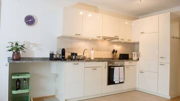 Fridge, oven, dishwasher, coffee/tea maker