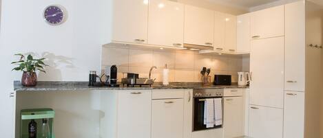 Fridge, oven, dishwasher, coffee/tea maker
