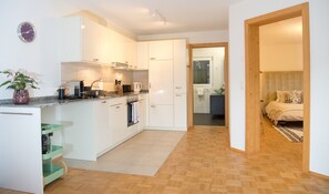 Kühlschrank, Ofen, Geschirrspüler, Wasserkocher mit Kaffee-/Teezubehör