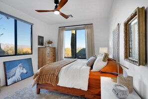 3 habitaciones, escritorio y tabla de planchar con plancha 