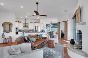 Smart TV, fireplace