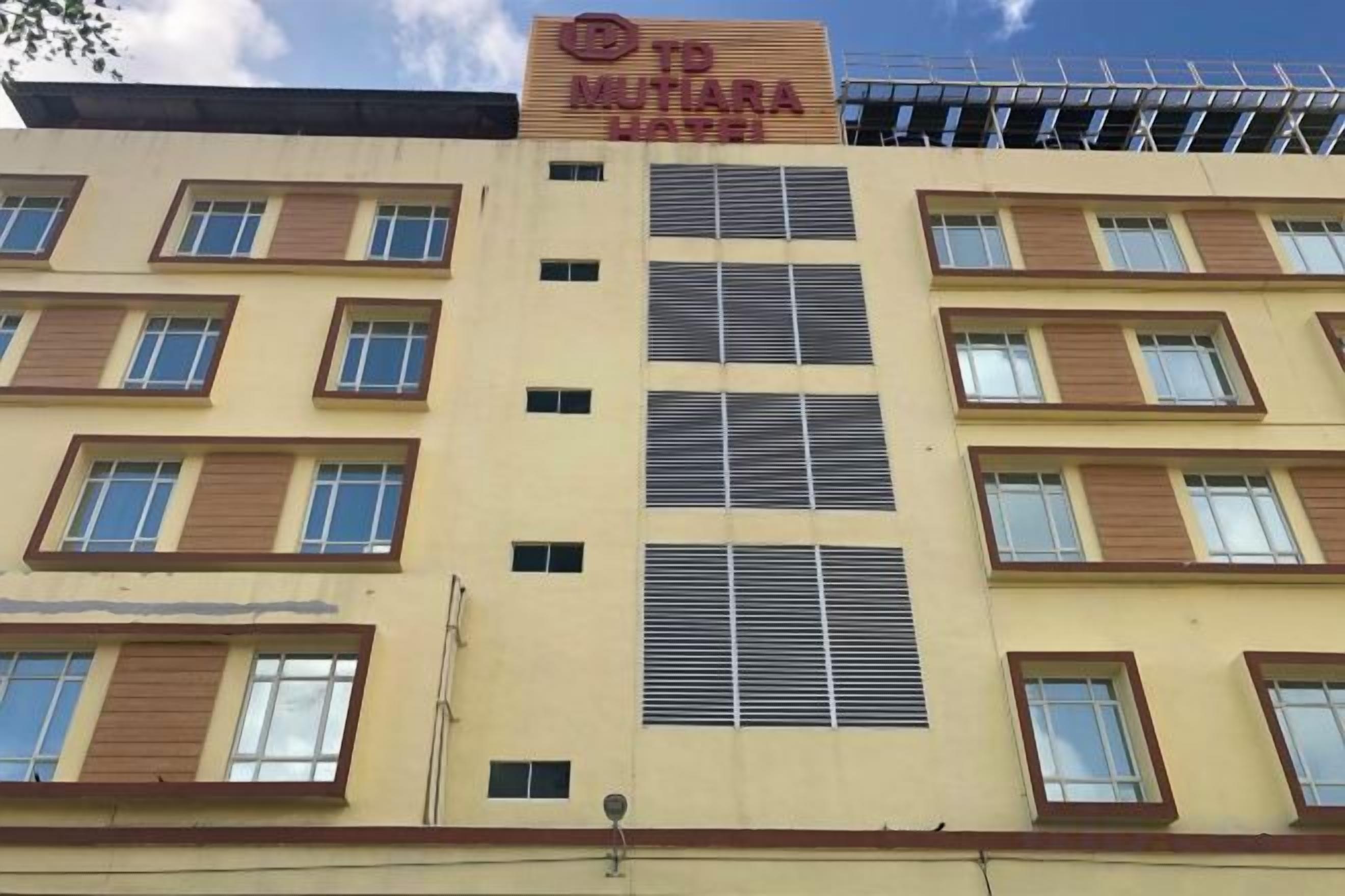 A multi-story building with a sign reading 'TD MUTIARA HOSPITAL' at the top.