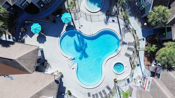 Una piscina al aire libre, una piscina climatizada