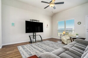 Living area - Cozy Retreat 15 mi from Galveston and JSC (Texas City)