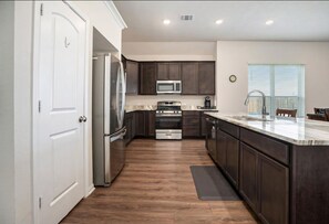 Fridge, microwave, oven, stovetop - Cozy Retreat 15 mi from Galveston and JSC (Texas City)