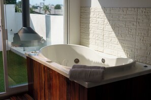 Towels, soap, toilet paper - Private room with jacuzzi and terrace in roof garden (Heroica Puebla de Zaragoza)