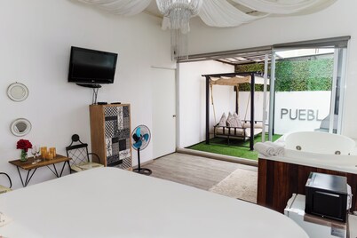 Private room with jacuzzi and terrace in roof garden