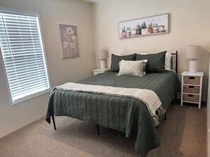 2 bedrooms, travel cot, free WiFi, bed sheets - NW Retreat, convenient 3 block walk to Main Street (Forks)