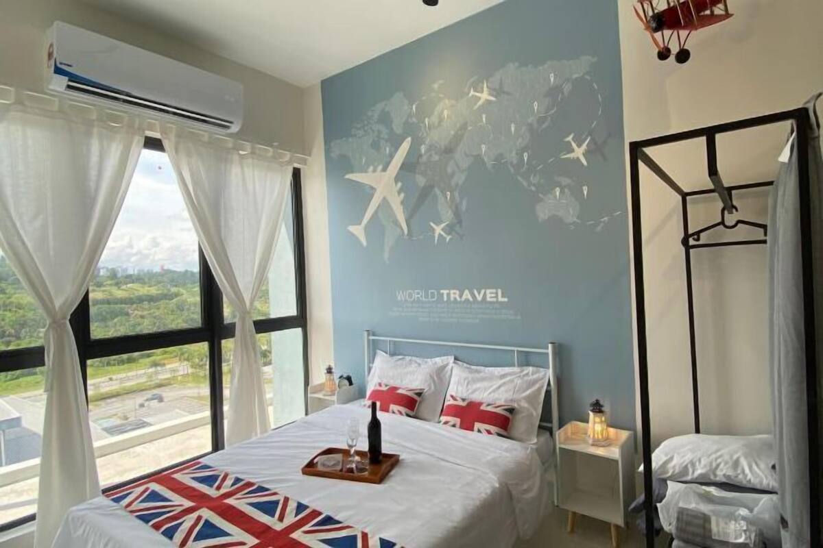 Une chambre d’hôtel avec un grand lit, une carte accrochée au mur, une armoire et un appareil de climatisation.