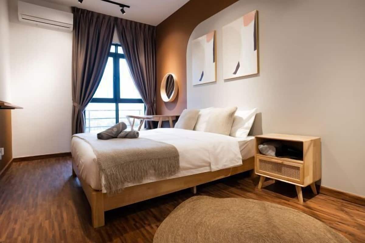 Une chambre à coucher moderne avec un lit en bois, une table de chevet, un petit miroir rond et une fenêtre avec des rideaux.