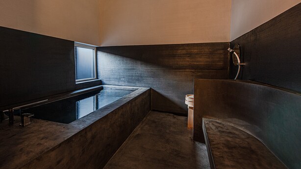 Ein modernes Badezimmer mit einer großen Badewanne, einem Fenster und einer Toilette.
