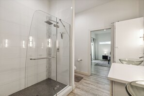 Douche, sĂšche-cheveux, bidet, serviettes fournies
