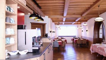 Desayuno buffet diario (EUR 14 por persona)