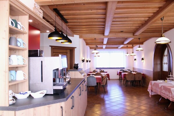 Desayuno buffet diario (EUR 14 por persona)