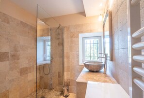 Dusche, Haartrockner, Handtücher