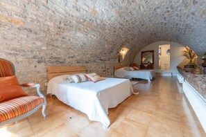 4 bedrooms, iron/ironing board, free WiFi, bed sheets