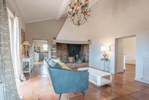 Télévision, cheminée, table de tennis de table