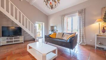 Een televisie, een open haard en een tafeltennistafel