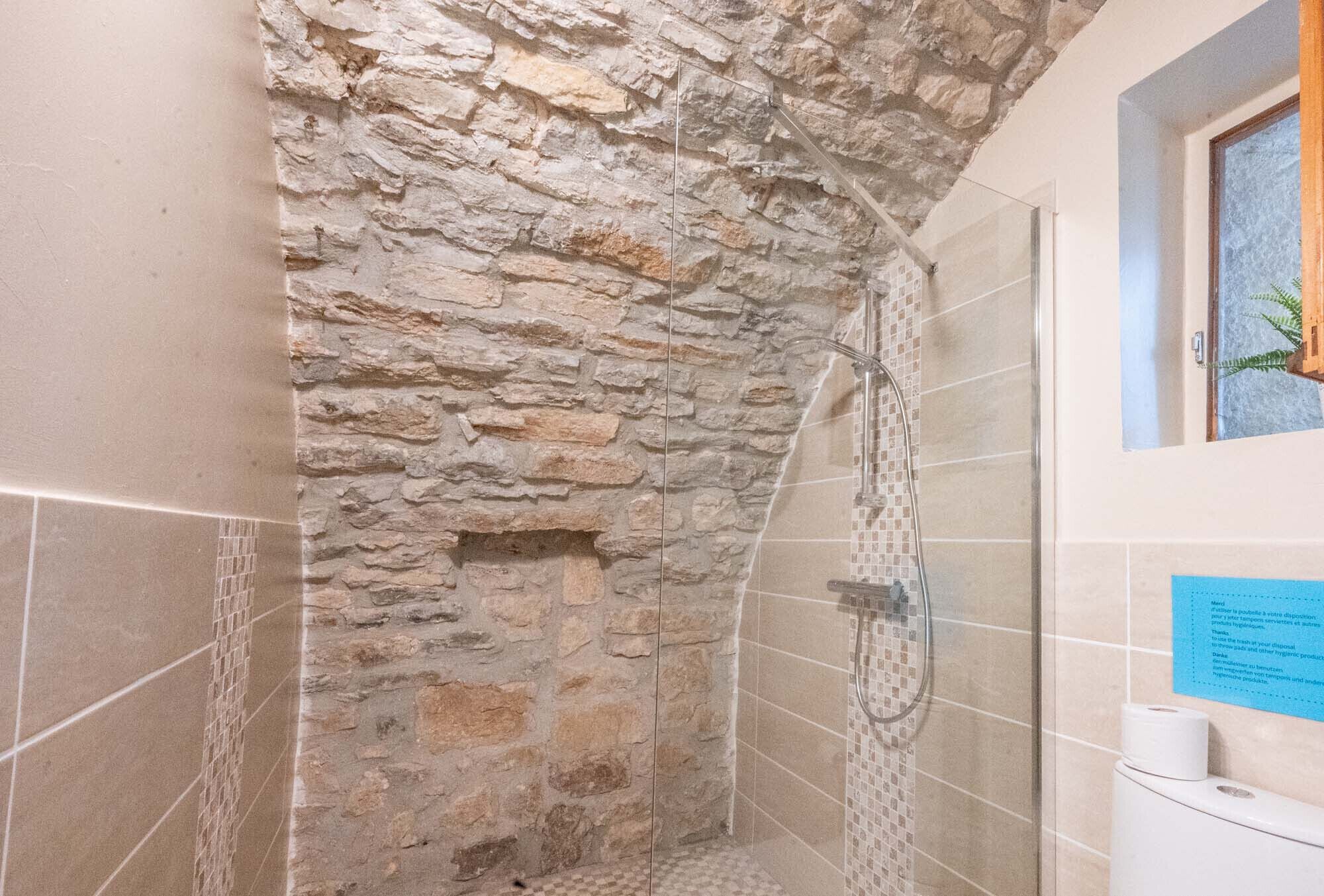 Douche, sèche-cheveux, serviettes fournies