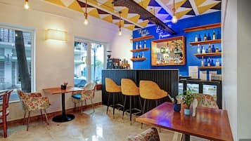 Bar (trong khuôn viên)
