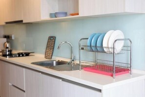 Eine Küche mit Spüle, Geschirrgestell und einigen Schüsseln auf der Arbeitsplatte.