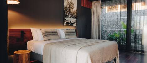 Deluxe Room | Peti besi dalam bilik, meja, ruang kerja komputer riba