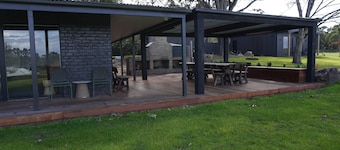 Cushla Cottage - A tranquil property in Shoreham w/stunning ocean and vine views