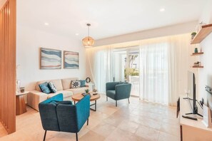 TV, offices - Apartment w/ pool and ocean view in Punta Palmera (Punta Cana)