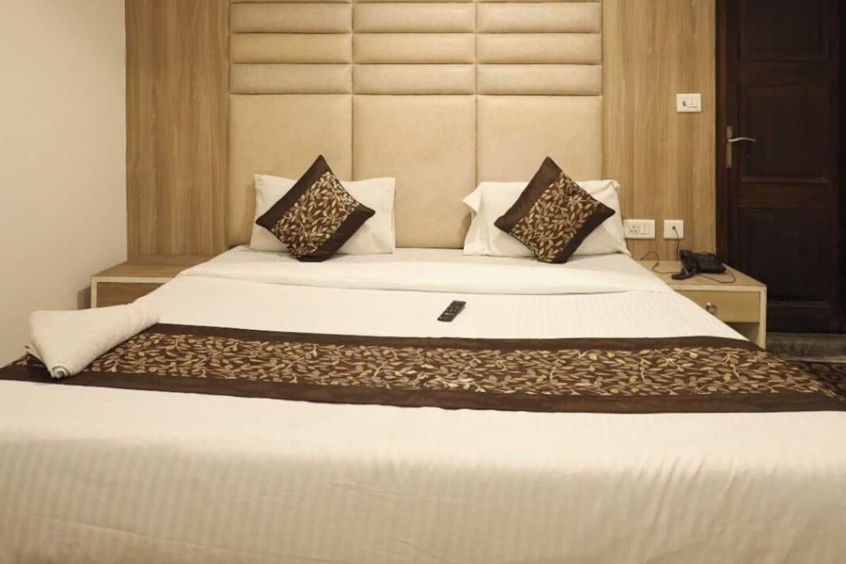 Basic Double or Twin Room | In-room safe, iron/ironing board, free WiFi
