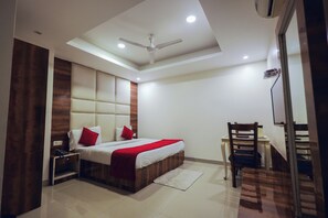 Classic Double Room | In-room safe, iron/ironing board, free WiFi