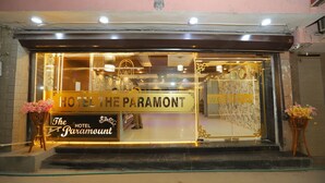 Der Eingang des HOTEL THE PARAMOUNT mit deutlicher Beschilderung, einer Rezeption und einem Willkommensschild.