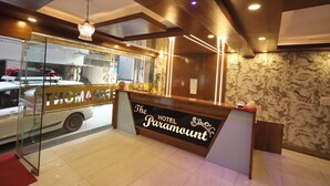 Ein Hotelrezeptionstresen mit einem Schild mit der Aufschrift 'The Paramount'.