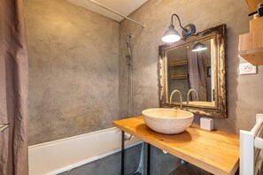 Een haardroger, handdoeken, toiletpapier