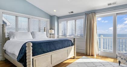 Sunrise Waterfront Retreat: Ocean Views, Luxurious Master Suite, Family-Friendly Beachside Escape