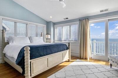 Sunrise Waterfront Retreat: Ocean Views, Luxurious Master Suite, Family-Friendly Beachside Escape