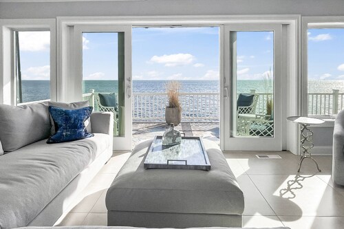 Sunrise Waterfront Retreat: Ocean Views, Luxurious Master Suite, Family-Friendly Beachside Escape