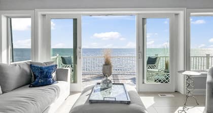 Sunrise Waterfront Retreat: Ocean Views, Luxurious Master Suite, Family-Friendly Beachside Escape