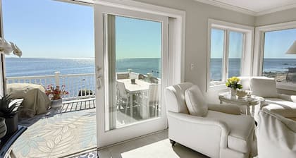 Hillside's Setting Sun Waterfront Retreat