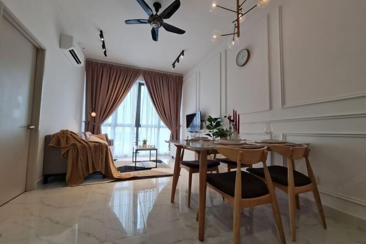 Uma sala de estar moderna com área de jantar, ventilador de teto, televisão e uma janela grande com cortinas.
