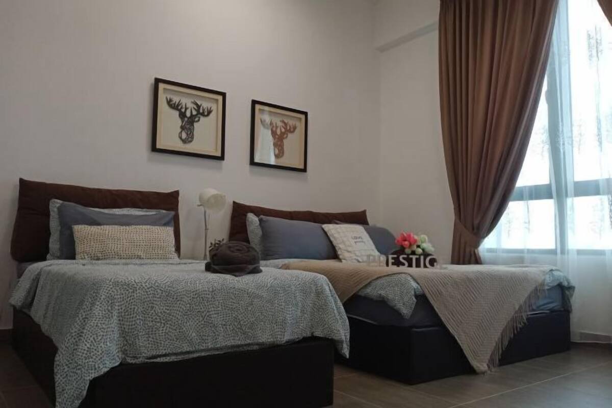 Un lit double avec une couverture à motifs, un oreiller et un objet décoratif sur la table de chevet.