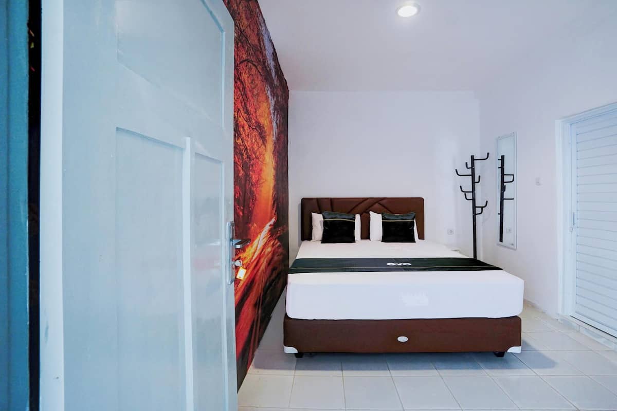Premium bedding, WiFi (free), bed sheets