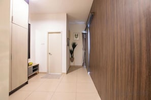 A hallway with a door, a bench, and a potted plant. - Urban Cottage@Midhill Genting Highlands (Free Wi-Fi) (Genting Highlands)