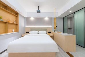 A modern hotel room with a large bed, bedside tables, a desk, and a wardrobe. - Yimi Hotel (Provincial Library Branch near Hainan Institute of Business and Technology) (Haikou)