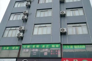 A multi-story building with air conditioning units on the exterior. - Yimi Hotel (Provincial Library Branch near Hainan Institute of Business and Technology) (Haikou)