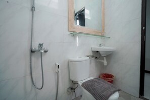 Douche, chaussons, serviettes fournies, savon