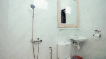 Regadera, pantuflas, toallas, jabón