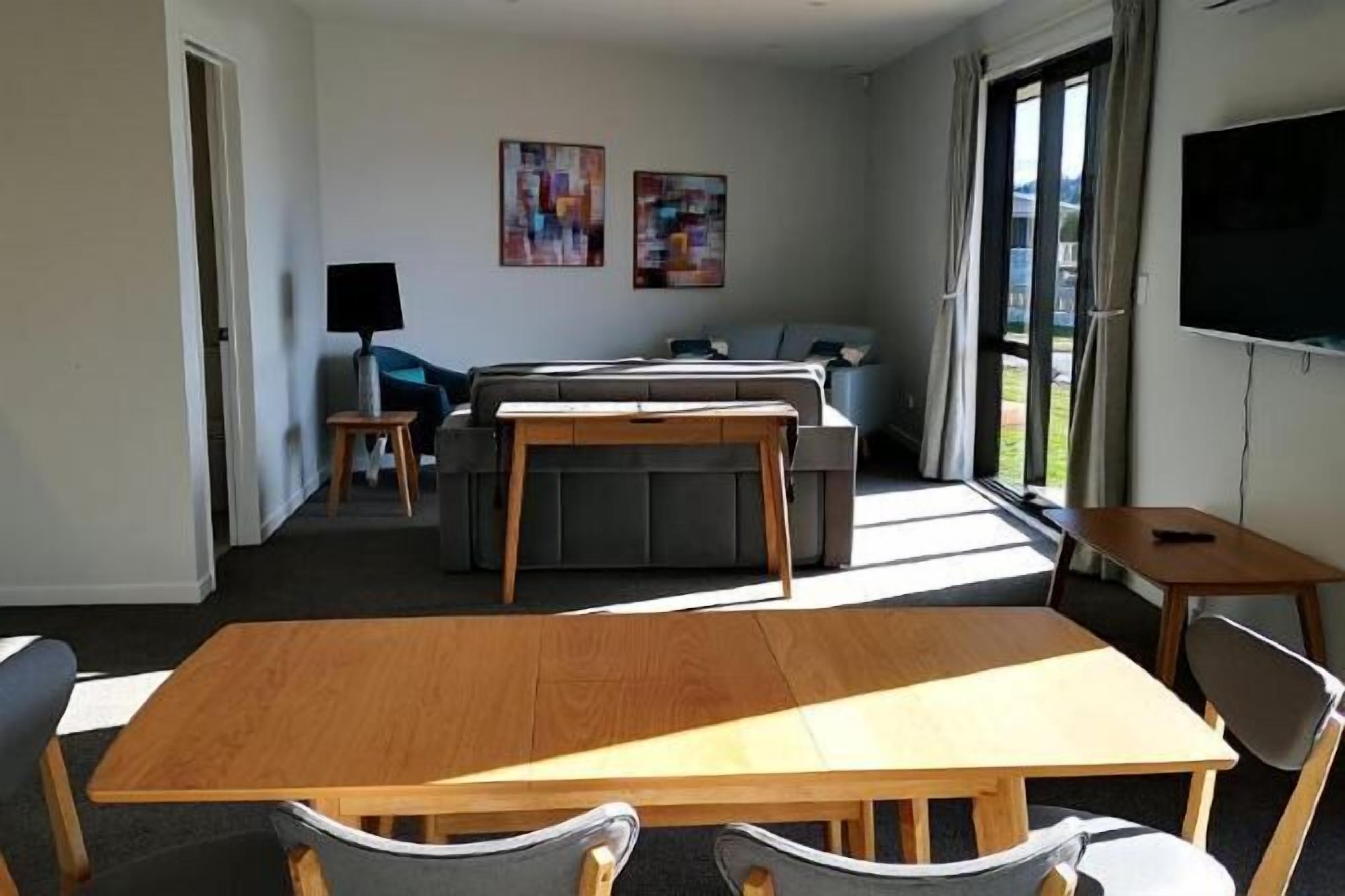 تجهيزات عازلة للصوت وأسرّة أطفال/رضّع